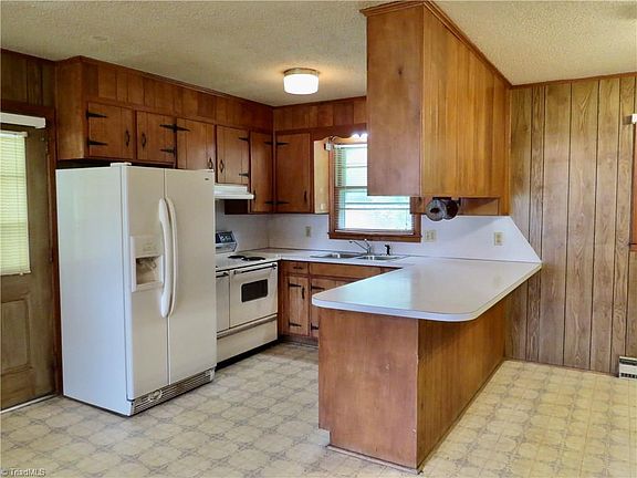 2nd image of 806 Poplar St