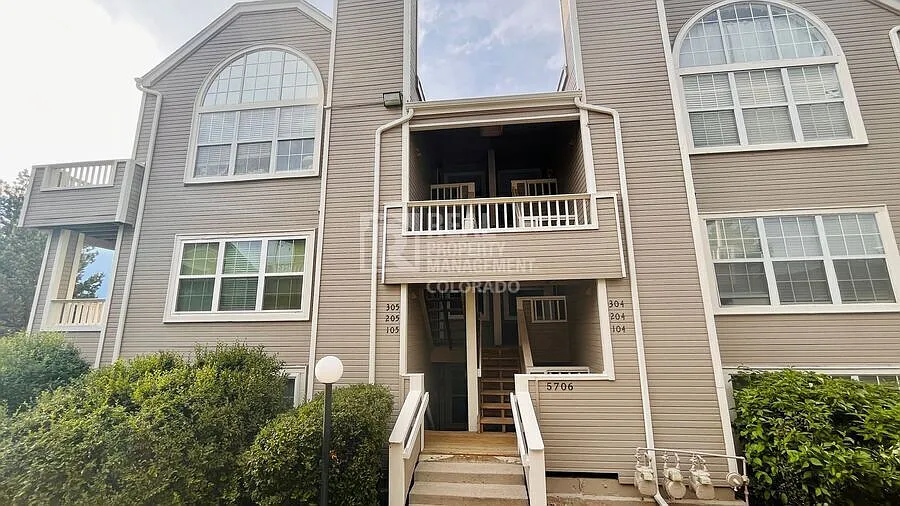 Comfortable 2-Bedroom Condo with Fireplace, Garage & Community Pool in Lakewood — Photo 1