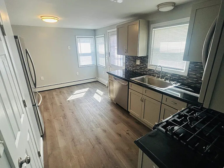 780 Plainfield St — Photo 7