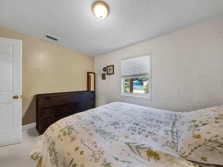 2326 Harding St — Photo 19
