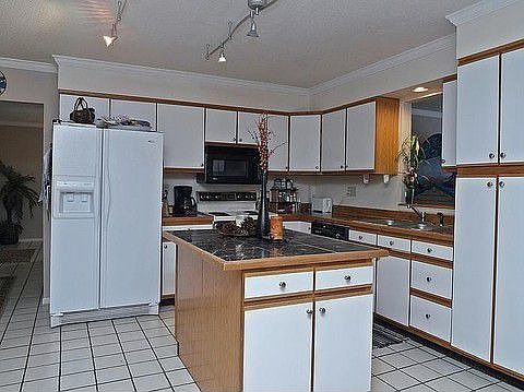 Breakfast bar in open kitchen