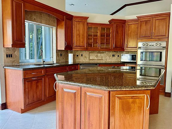 5th image of 836 Waterview Dr