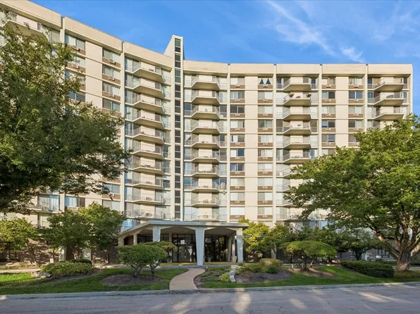 20 N Tower Rd APT 6A, Oak Brook, IL 60523