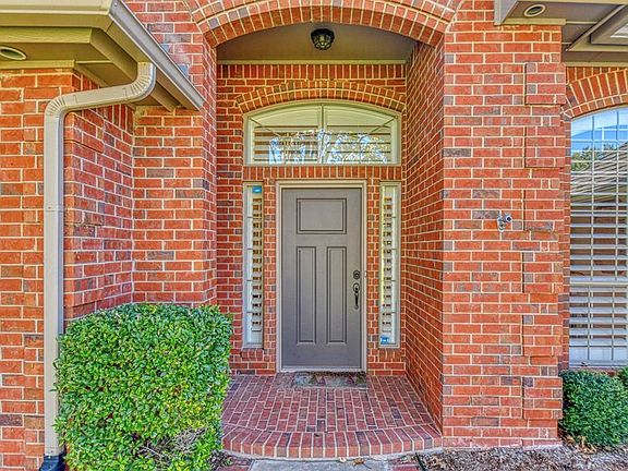 3rd image of 805 Landsdowne Dr