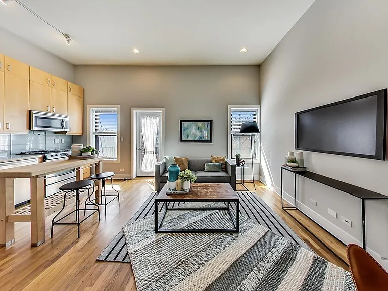 1952 W Byron St #6 — Photo 5