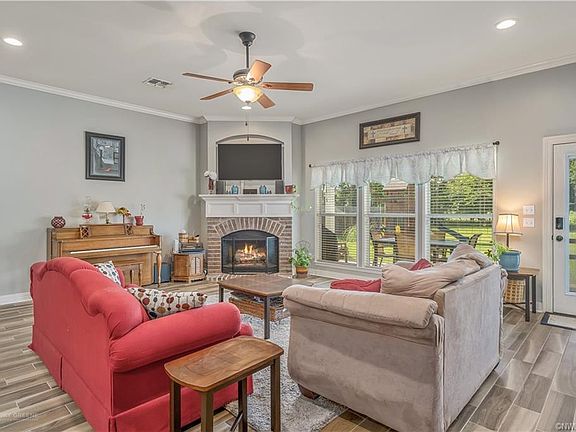 4th image of 320 Avondale Ln