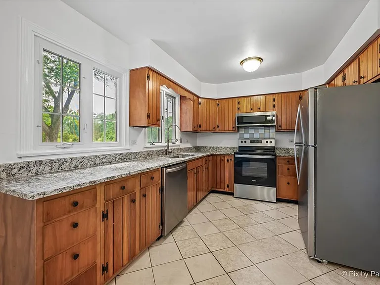 116 S Deerpath Rd — Photo 9