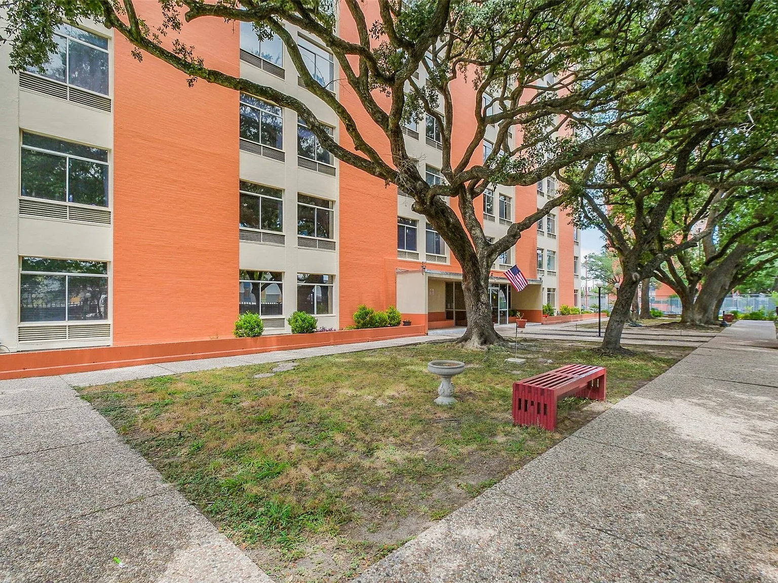 2 bed, 1.0 bath, 967 sqft, $1,100 — Photo 2