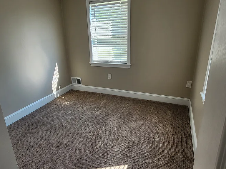 Left bedroom/2