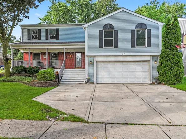 37 Yardley Ln, Schaumburg, IL 60194