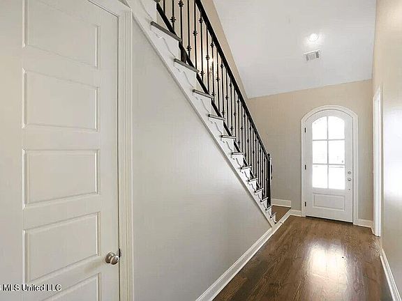 5th image of 276 Harris Cir