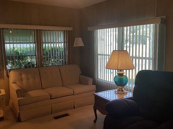 4th image of 904 N Colonial Cir