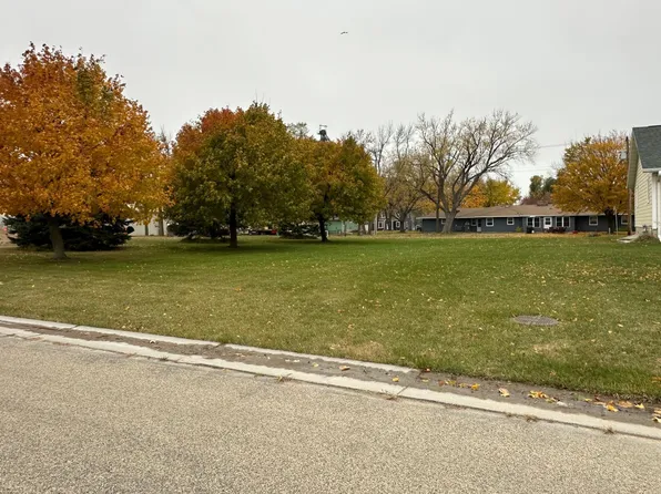 304 Mueller Dr, Hendricks, MN 56136