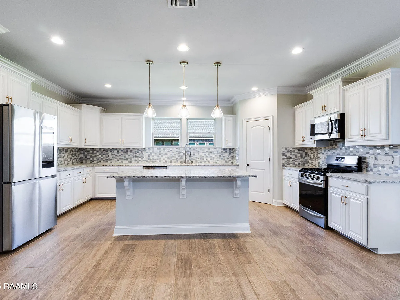 5 bed, 2720 sqft, $2,950 — Photo 3
