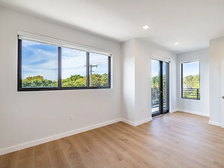 1376 SW 4th St #401 — Photo 8