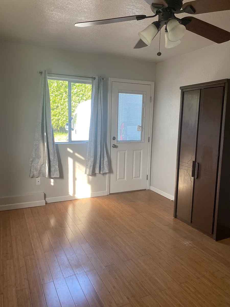 Front door, portable closet. - Avenida Florencia