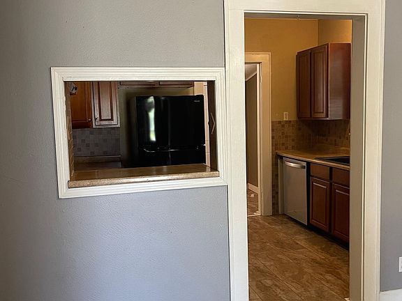4th image of 4010 Avenue S 1/2