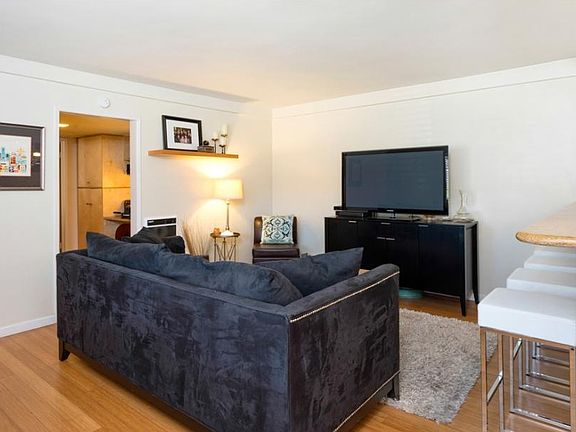 2nd image of 404 San Vicente Blvd Unit 28