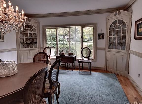 3rd image of 283 E Queens Dr