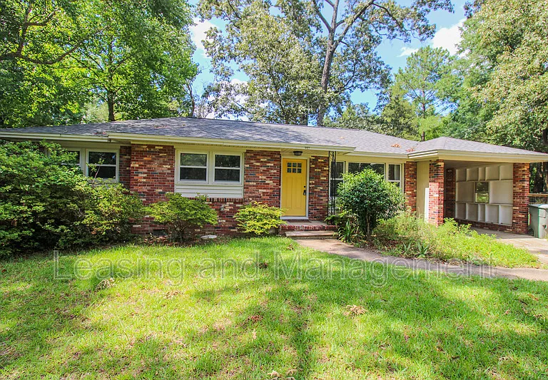 927 Holly Ct — Photo 1