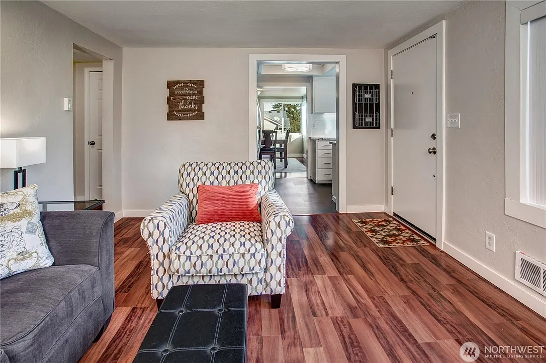 5 bed, 1900 sqft, $3,900 — Photo 4