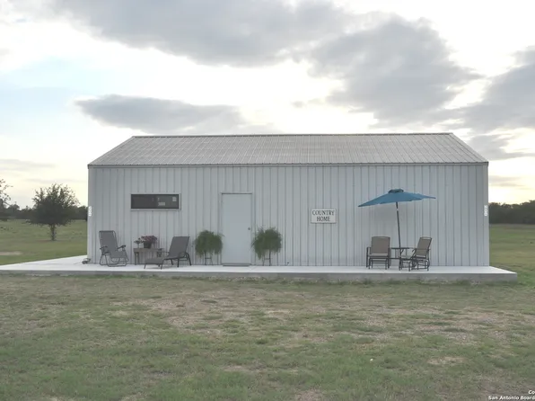 296 County Road 767, Devine, TX 78016