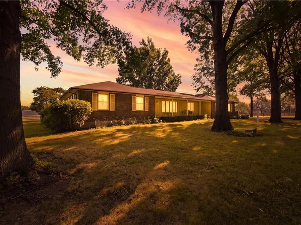 5460 W 175th St, Stilwell, KS 66085