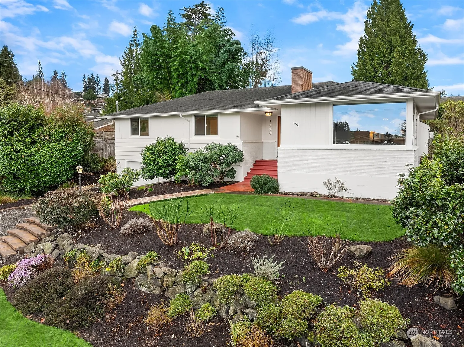 1050 Glen Street photo 1