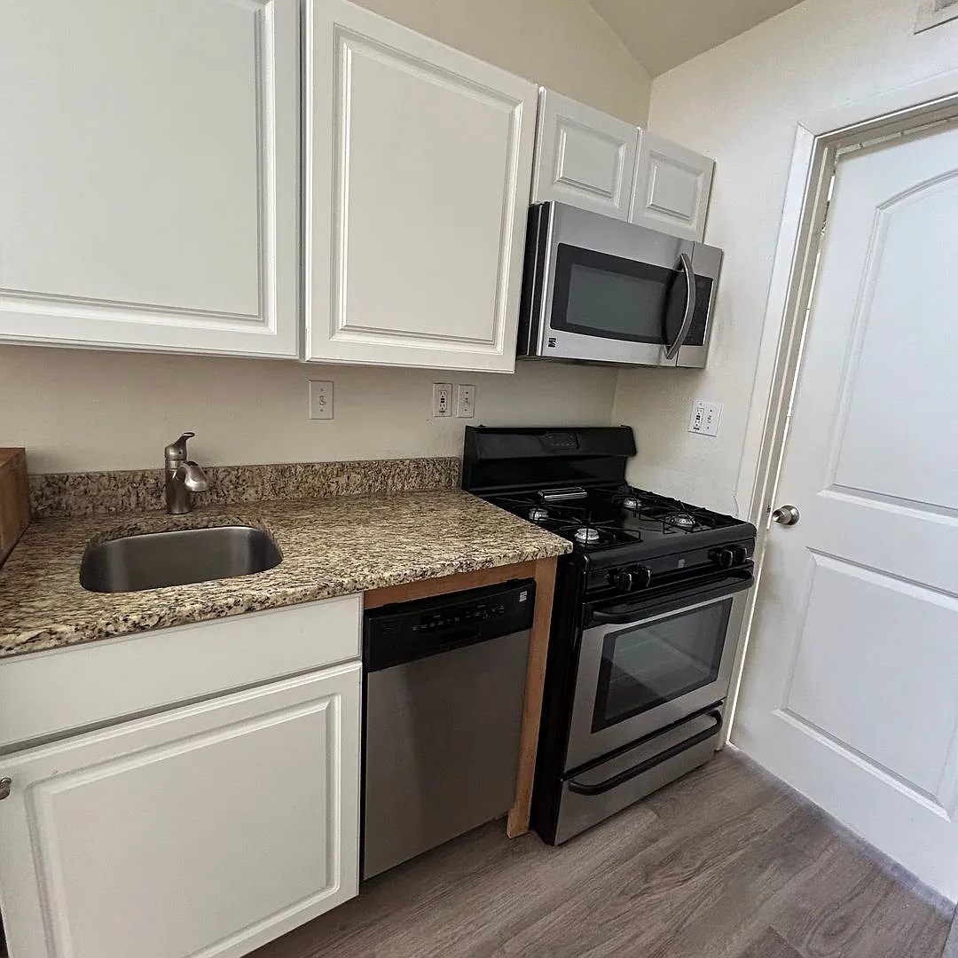 1106 W 22nd Unit 8 — Photo 1