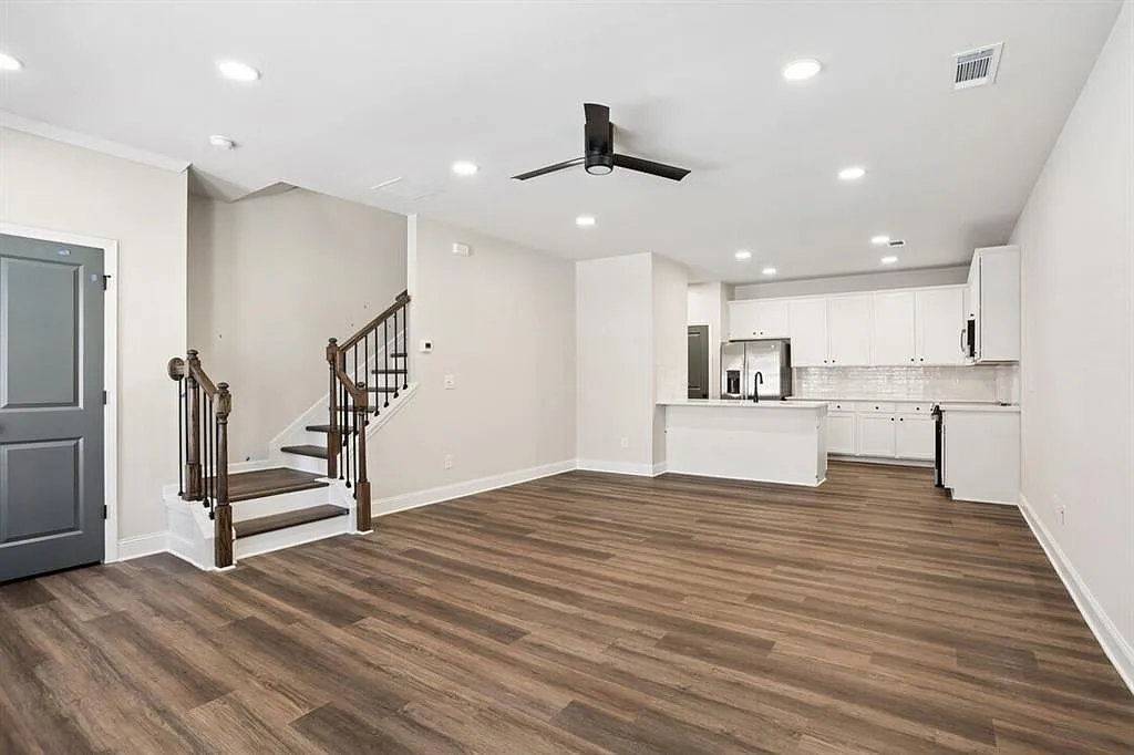 3 bed, 2.5 bath, 1811 sqft, $3,106 — Photo 3