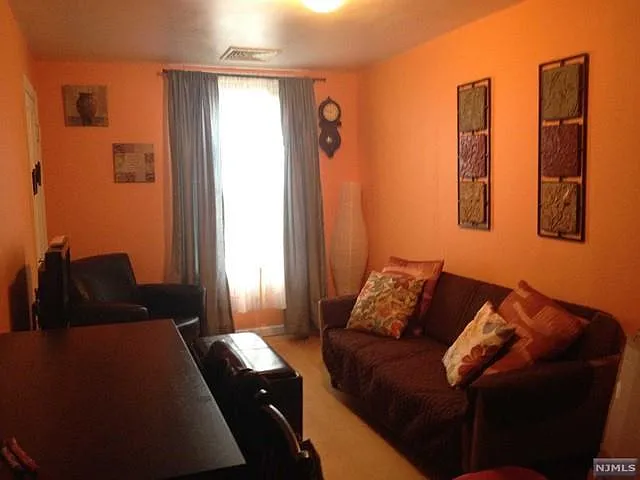 2 bed, 700 sqft, $1,750 — Photo 1