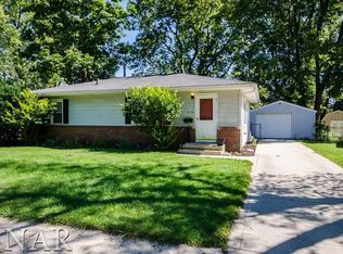 216 Meadowbrook Dr, Bloomington, IL
