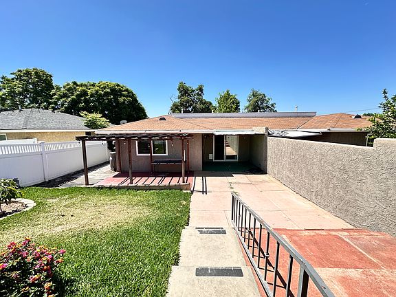 4th image of 2563 E Sycamore Dr