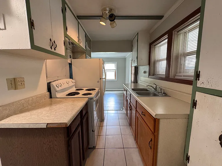 304 N Rockingham Ave — Photo 11