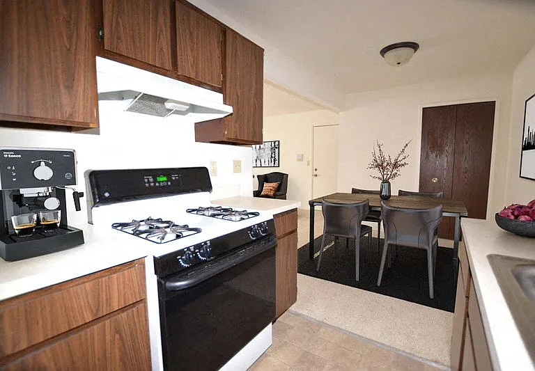 Fox Pointe Apartments — Photo 2