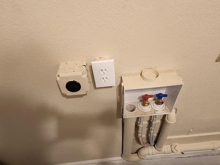 Washer & Dryer Hookups