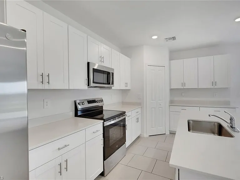 19550 Fairhill Ct — Photo 12