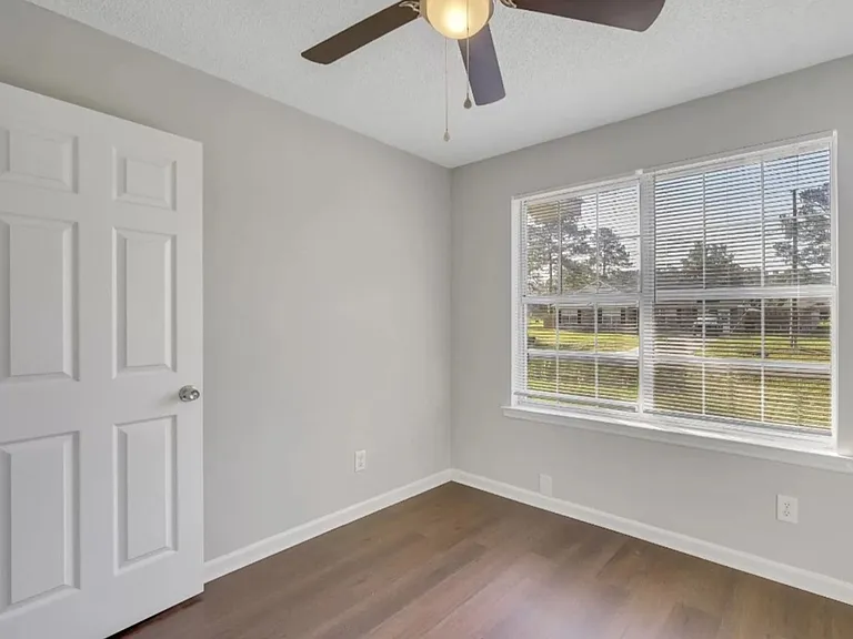 105 NE Shayna Dr — Photo 4
