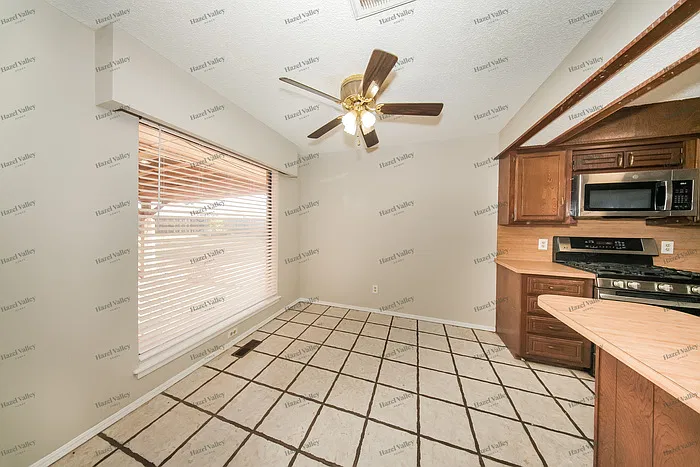 3 bed, 2.0 bath, 1398 sqft, $1,530 — Photo 4