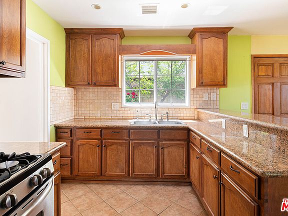 5th image of 8716 Hayvenhurst Ave