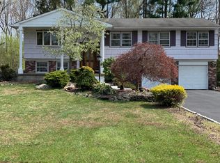 21 Nottingham Rd, Manalapan, NJ 07726