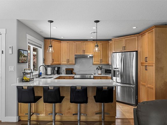 4th image of 536 Cook St