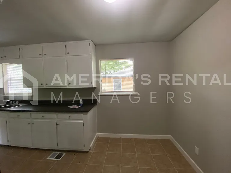 828 Vanderbilt St — Photo 6