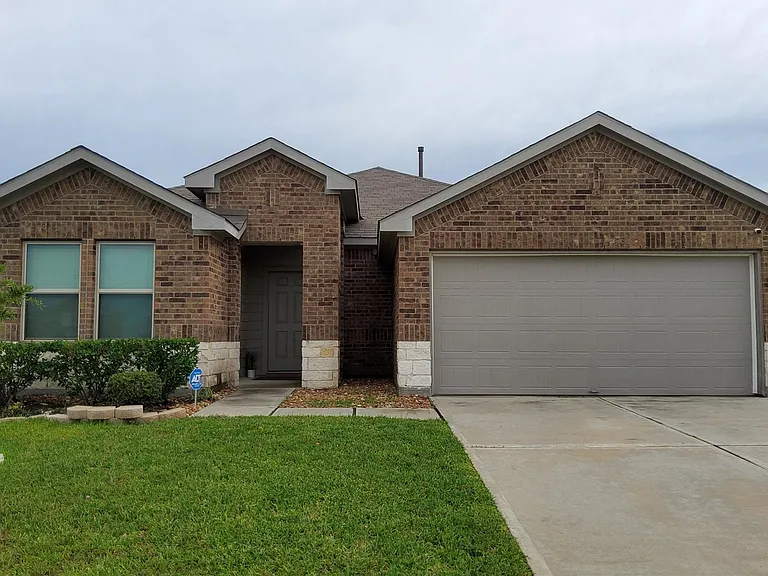22607 Castello Lakes Dr — Photo 2