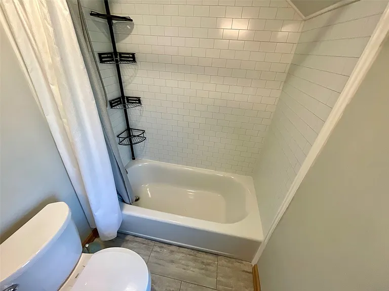2727 Hall St — Photo 35