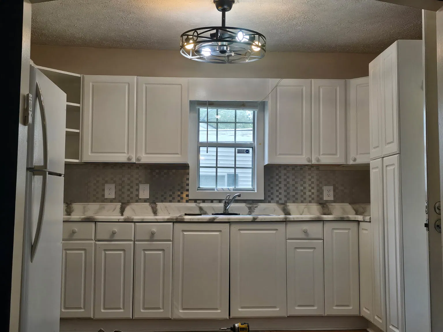 2 bed, 1001 sqft, $1,300 — Photo 2