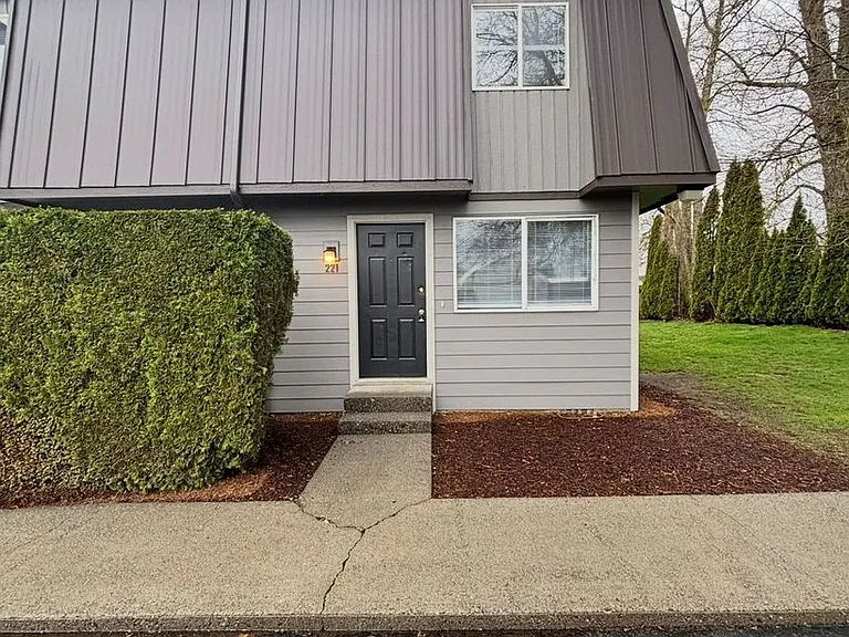 211-221 Maple St — Photo 3