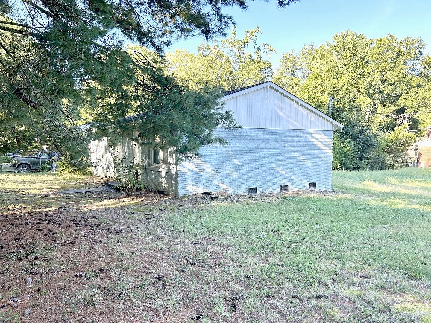 Freshly painted, updated 3 bed, 1 bath Ranch on a fully fenced corner lot, Minutes to Uptown — Photo 4