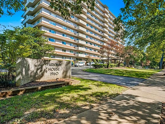 3rd image of 1960 N Pkwy APT 411
