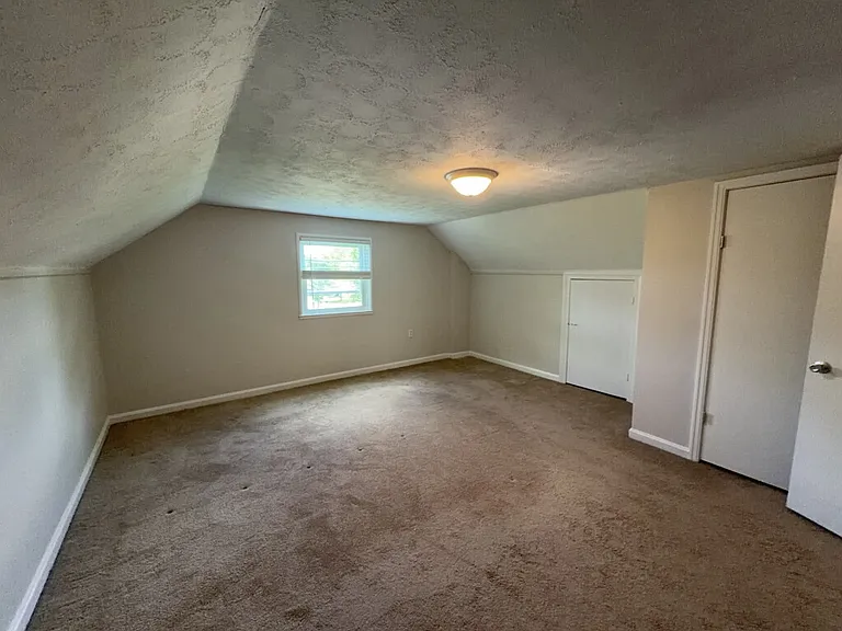 464 Cloverdale Ave — Photo 9